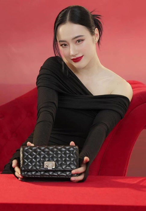 Angela-Phuong-Trinh-ปากแดง