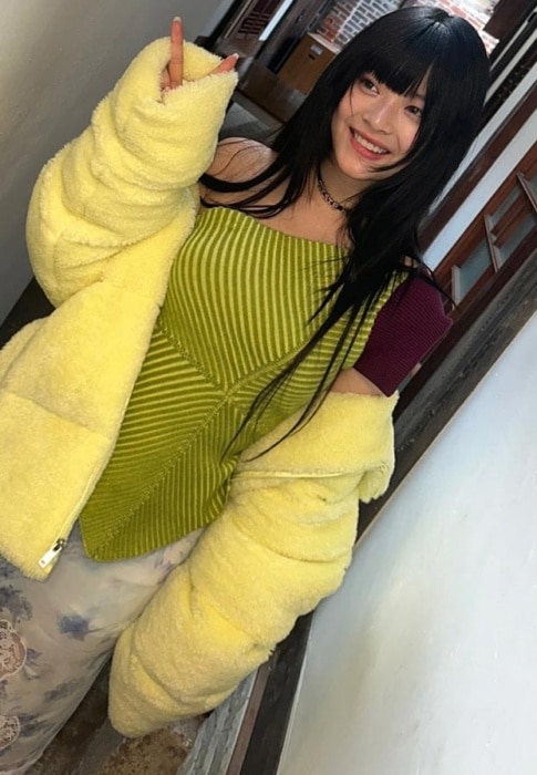 Hanni-ชูสองนิ้ว