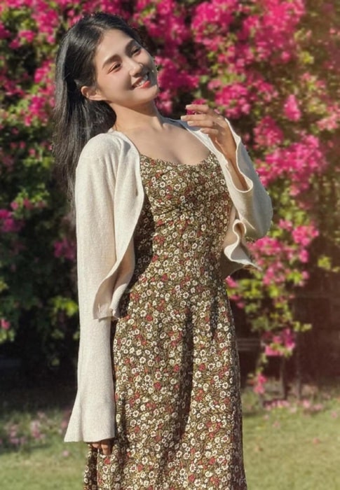 Kieu-Trinh-Xiu-เดรสลายดอก