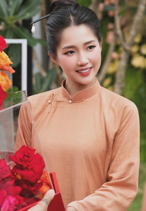 Kieu-Trinh-Xiu-เสื้อสีส้ม