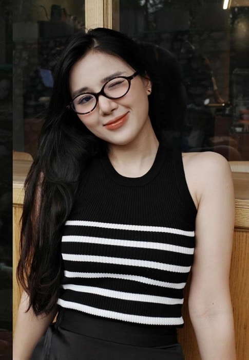 Lucie-ใส่แว่น Lucie-ใส่แว่น